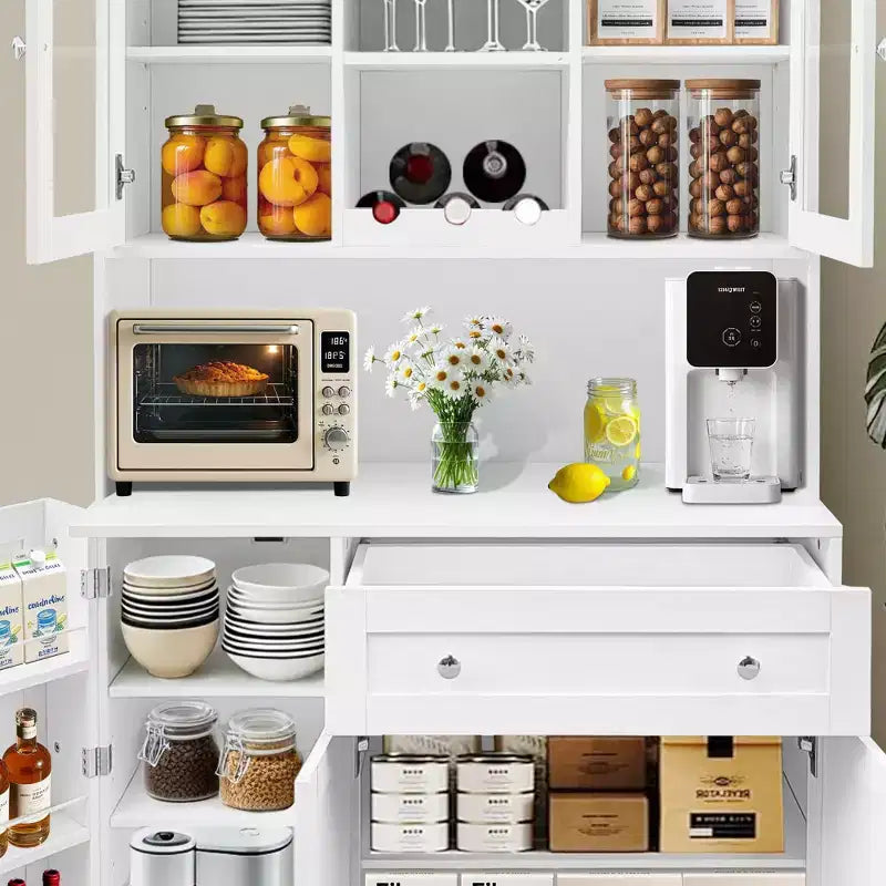 Dispensa da cucina autoportante bianca con ante in vetro, portabottiglie e cassetto
