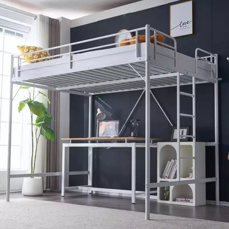 Letto a soppalco matrimoniale in metallo bianco con scale e scaletta piatta, singolo