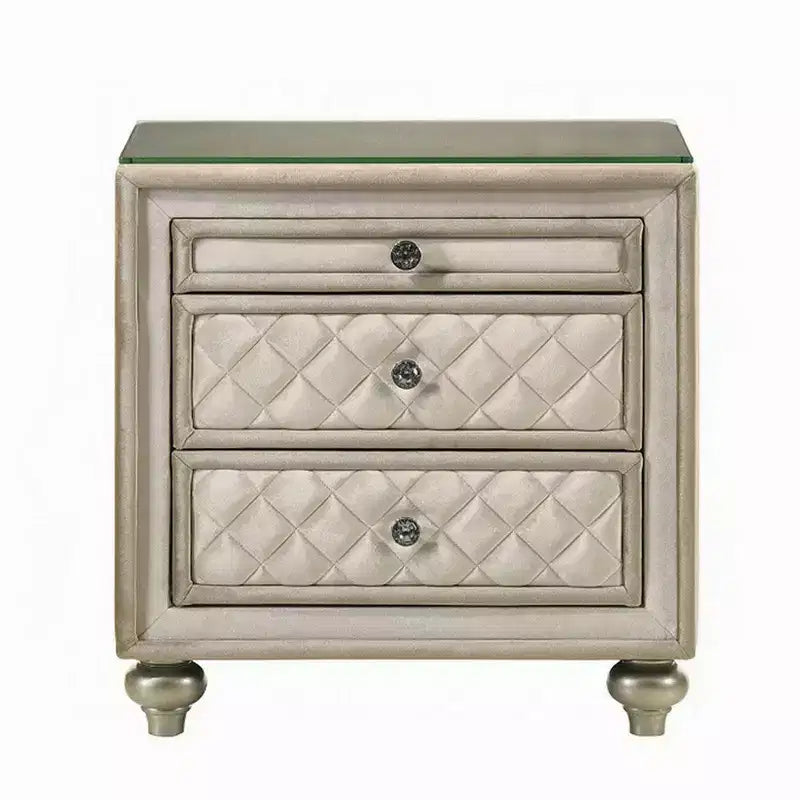 Comodino singolo in velluto beige con motivo geometrico, 2 cassetti e vassoio estraibile