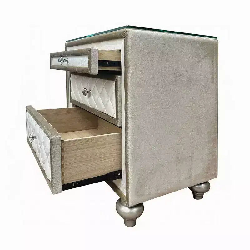 Comodino singolo in velluto beige con motivo geometrico, 2 cassetti e vassoio estraibile