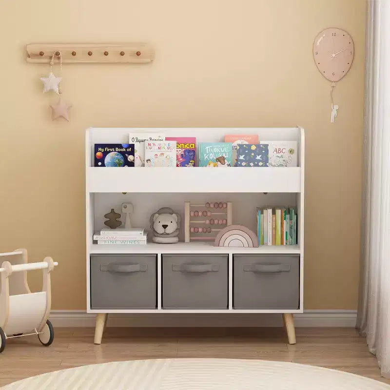 Libreria per bambini bianca e grigia, frontale, con 3 contenitori in tessuto