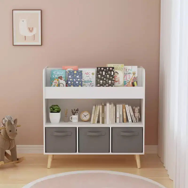 Libreria per bambini bianca e grigia, frontale, con 3 contenitori in tessuto