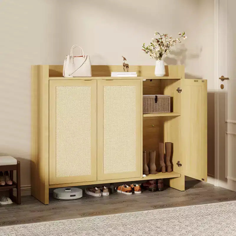Scarpiera a 3 ante in rovere chiaro e rattan con ripiani regolabili
